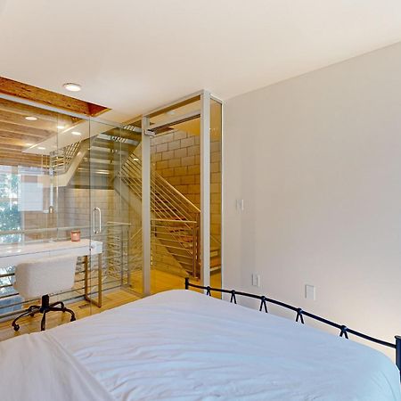 Modern Loft-Style Townhouse In Los Angeles Bagian luar foto